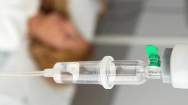 Bir hastane koğuşunda bir damla ile genç bir kadın hastada