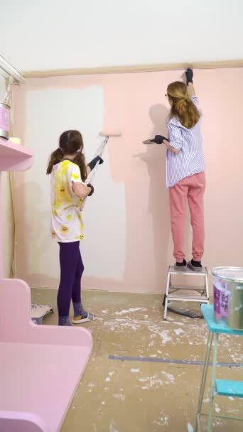 Vista Trasera Feliz Madre Hija Pintando Pared Casa Color Rosa — Vídeo de stock