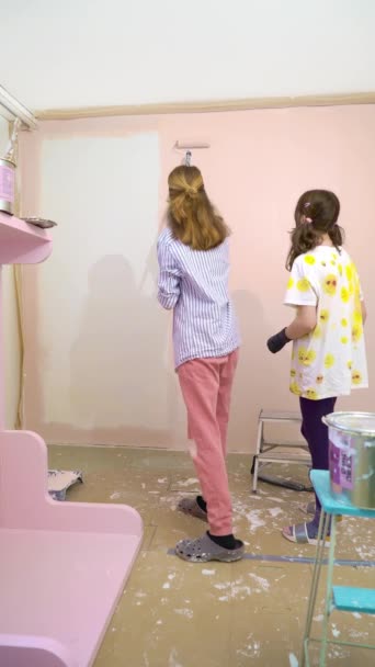 Vista Trasera Feliz Madre Hija Pintando Pared Casa Color Rosa — Vídeo de stock