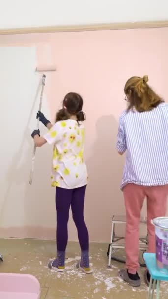 Vista Posteriore Felice Madre Figlia Pittura Parete Della Casa Colore — Video Stock