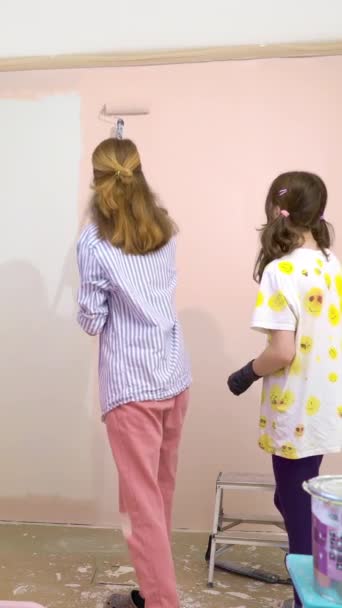 Widok Tyłu Szczęśliwy Matka Córka Malowanie Ściany Domu Kolorze Różowym — Wideo stockowe