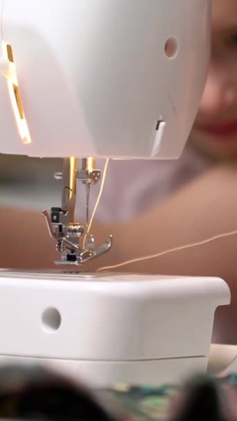 Mãe Ensinando Sua Filhinha Costurar Usando Uma Máquina Costura Berçário — Vídeo de Stock