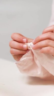 Anne, küçük kızına evdeki kreşte iğne ve iplik kullanarak dikiş dikmelerini öğretiyor. Çocuk zanaat, eğitim ve öğretim