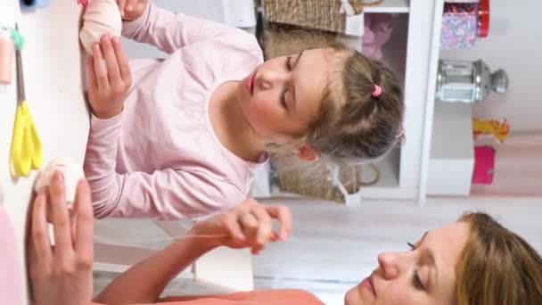Mor Undervisar Sin Lilla Dotter Att Med Nål Och Tråd — Stockvideo