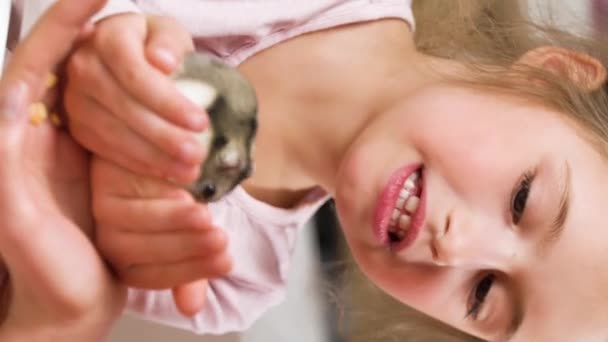 Küçük Bir Kız Annesi Küçük Bir Hamster Ile Oynuyorlar Eğitim — Stok video