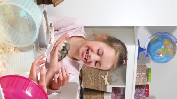 Een Klein Meisje Haar Moeder Spelen Met Een Kleine Hamster — Stockvideo