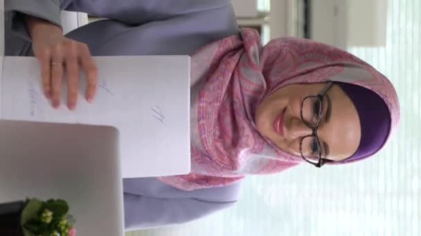 Portretul Unei Tinere Femei Afaceri Musulmane Profesioniste Care Uită Camera — Videoclip de stoc