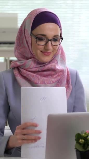 Geleneksel Başörtüsü Takmış Kameraya Bakıp Gülen Genç Müslüman Kadın Portresi — Stok video