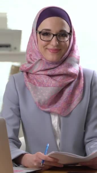 Portret Profesjonalnej Młodej Muzułmańskiej Biznesmenki Patrzącej Kamerę Śmiejącej Się Tradycyjnej — Wideo stockowe