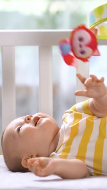 Bebé Tres Meses Cuna Mirando Carrusel Móvil Sonriendo Feliz Niña Video de stock libre de derechos