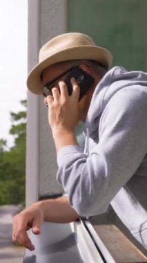 Orta yaşlı bir adam düşüyor, balkonda dururken akıllı telefonunu yakalayıp kırmaya çalışıyor. Kaza ve sigorta kavramı