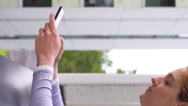 Ung Attraktiv Kvinna Släppa Försöker Fånga Och Krossa Sin Smartphone — Stockvideo