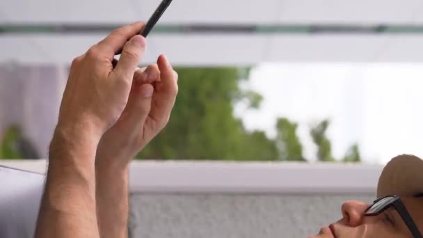 Medelålders Man Tappar Försöker Fånga Och Krossa Sin Smartphone När — Stockvideo