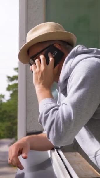 Mężczyzna Średnim Wieku Spada Próbuje Złapać Rozwalić Smartfona Stojąc Balkonie — Wideo stockowe