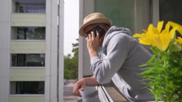 Een Man Van Middelbare Leeftijd Die Valt Probeert Zijn Smartphone — Stockvideo