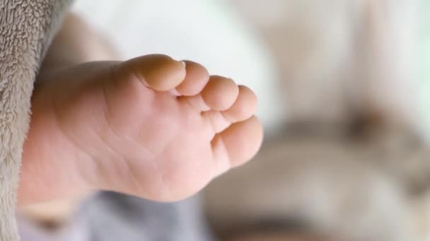 Aproape Picioarele Nou Născutului Copil Drăguţ Întins Pat Copilul Relaxează — Videoclip de stoc
