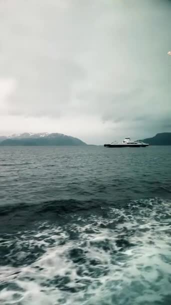 Eine Fährfahrt Zwischen Vestnes Und Molde Atlantik Westküste Norwegens Vertikales — Stockvideo
