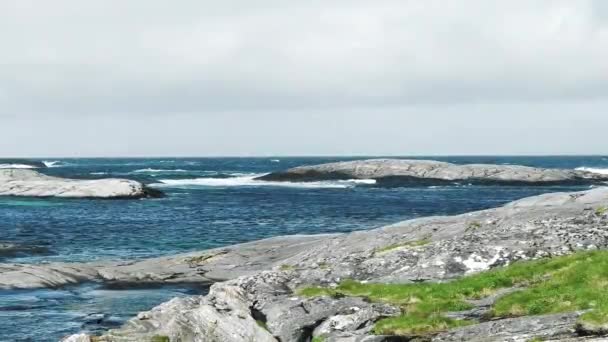 Ακτή Του Ατλαντικού Ωκεανού Στη Δυτική Νορβηγία Κοντά Στο Ψαροχώρι — Αρχείο Βίντεο