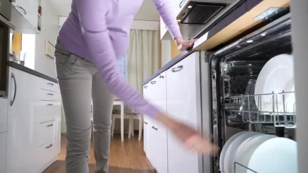 Parlak Güneşli Bir Mutfakta Bulaşık Makinesinden Temiz Bulaşık Çıkaran Hamile Stok Çekim 