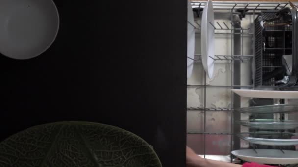 Молодая Женщина Вынимает Чистые Тарелки Посудомоечной Машины Надежная Безопасная Бытовая — стоковое видео