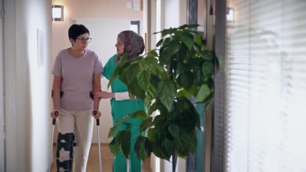 Bayan Bakıcı Kadın Hastasına Bacak Yaralanmasında Yardım Ediyor Elini Tutuyor — Stok video