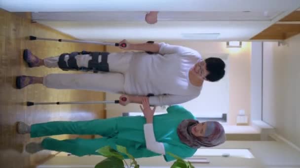 Pflegerin Hilft Ihrer Patientin Mit Beinverletzung Hält Ihre Hand Stützt — Stockvideo