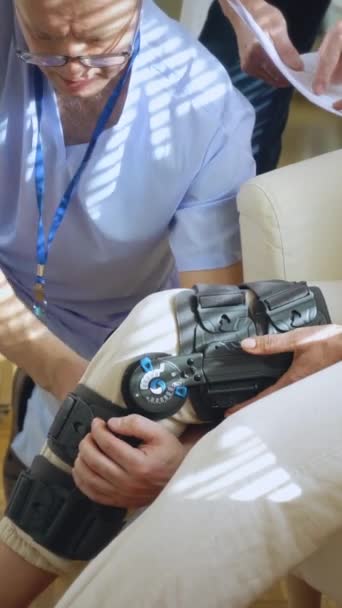 Erkek Hemşire Klinikteki Hastanedeki Uzman Doktorla Iletişim Kuran Yaşlı Bir — Stok video
