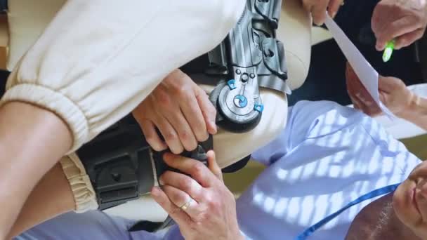 Медсестра Мужчина Помогает Установить Кабалу Медицинскую Шину Коленный Корсет Ногу Видеоклип