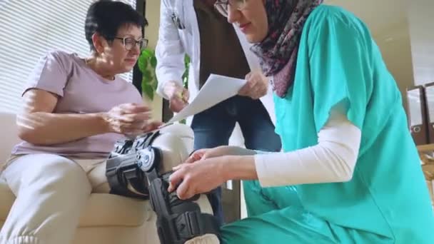 Une Jeune Infirmière Musulmane Portant Hijab Aide Mettre Une Servitude — Video
