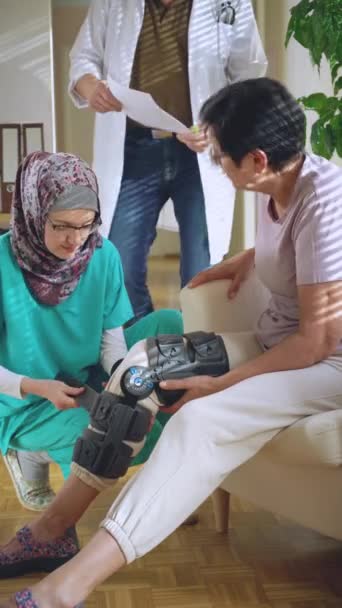 Молода Мусульманська Медсестра Хіджабі Допомагає Поставити Рабство Коліно Медичний Сплеск — стокове відео