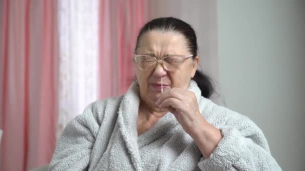 Mujer Edad Avanzada Que Hace Prueba Antígeno Rápido Para Autodiagnóstico — Vídeos de Stock