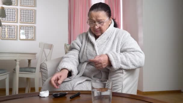 Ηλικιωμένη Γυναίκα Σακχαρώδης Διαβητικός Ασθενής Που Μετρά Επίπεδα Γλυκόζης Στο — Αρχείο Βίντεο