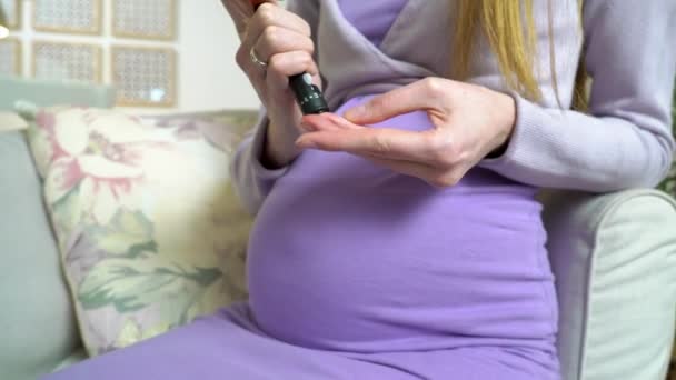 Беременная Сахарная Диабетическая Молодая Женщина Измеряющая Уровень Глюкозы Крови Глюкометром Стоковый Видеоролик