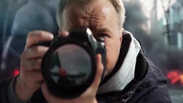 Журналист Войне Профессиональный Фотожурналист Снимающий Репортаж Войне Террористической Атаке Техногенной — стоковое видео