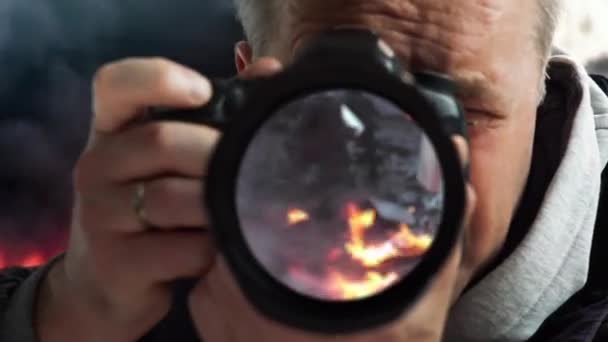 战争中的记者一名专业摄影记者在冒着生命危险焚烧房屋的过程中拍摄关于战争 恐怖袭击或人为灾难的报道 — 图库视频影像