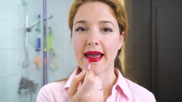 Schöne Junge Frau Trägt Matten Lippenstift Badezimmer Auf Und Schaut — Stockvideo