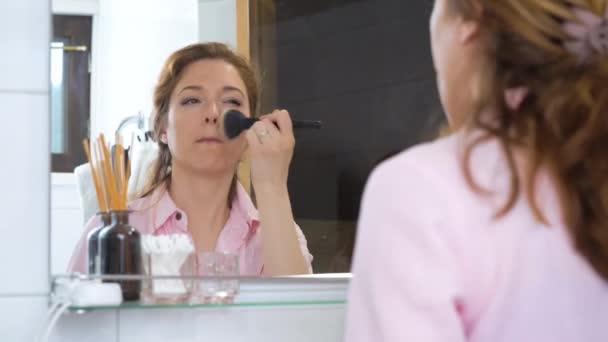 Makeup Harian Citra Cermin Dari Wanita Dewasa Yang Menarik Menerapkan Stok Rekaman