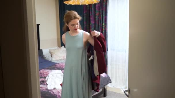 Wanita Dewasa Muda Mengenakan Pakaian Depan Cermin Kamar Tidur Interior Stok Video Bebas Royalti
