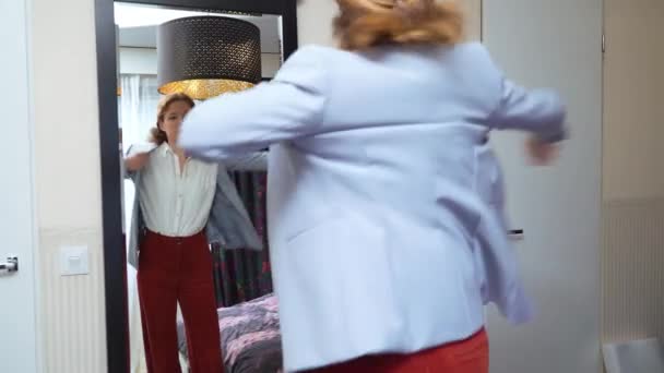Jovem Mulher Adulta Feminina Vestindo Roupas Frente Espelho Quarto Interior — Vídeo de Stock