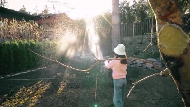 Ragazza Adolescente Giardiniere Irrigazione Giardino Con Tubo Soleggiato Serata Primaverile — Video Stock