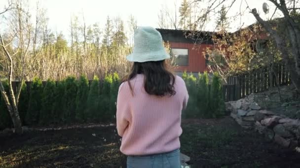 Teenage Dívka Zahradník Zalévání Zahrada Hadicí Slunečný Jarní Večer Paprscích — Stock video