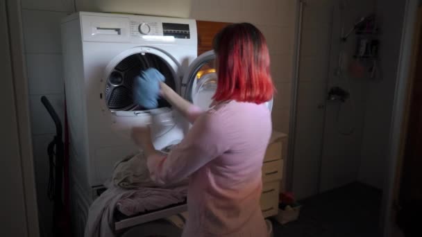 Seorang Wanita Muda Dengan Rambut Merah Dicat Memuat Pakaian Kotor Klip Video