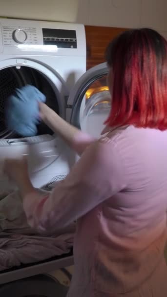 Молода Жінка Пофарбованим Червоним Волоссям Завантажує Брудний Одяг Пральній Машині — стокове відео