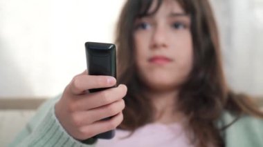 Çocuğum, ergenlik evdeki kanepede oturuyor, uzaktan kumandayla televizyonu değiştiriyor..