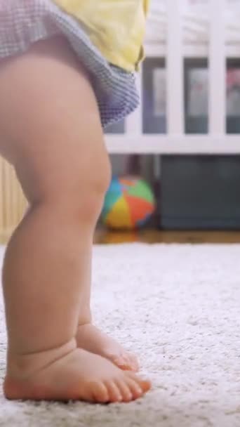 Bayi Belajar Berjalan Mengambil Langkah Pertama Rumah Kaki Kecil Berjalan Stok Video