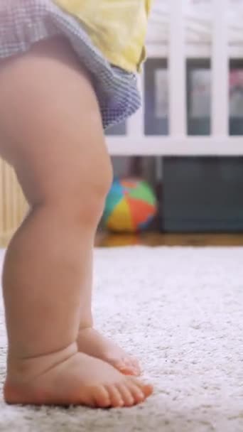 Bayi Belajar Berjalan Mengambil Langkah Pertama Rumah Kaki Kecil Berjalan Stok Video Bebas Royalti