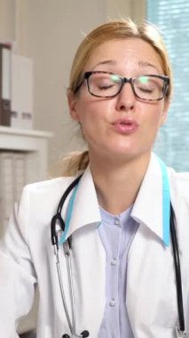 Tıp online. Genç kadın doktor hasta video sohbet etmek kullanma, ilaç reçete danışır
