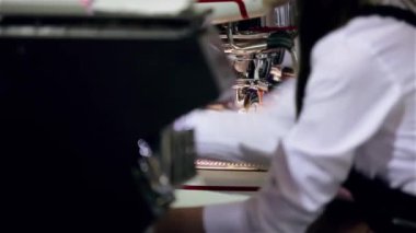 Dipsiz filtresi olan profesyonel bir kahve makinesinden Espresso kahve özütü yakın plan. Kahve fincana akıyor. Kahve aroması ve sıcak dükkan havası.