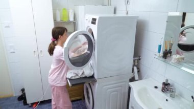 genç kız evinde Çamaşırhane yapıyor