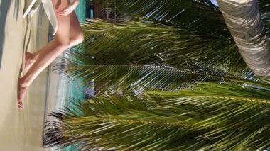 Genç kadının güneşlenme tropikal bir plajda tatile ince.